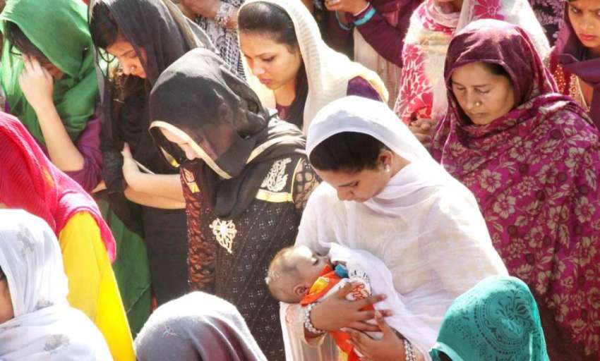 لاہور: گڈ فرائیڈے کے موقع پر ڈان باسکو چرچ میں مسیحی خواتین ..