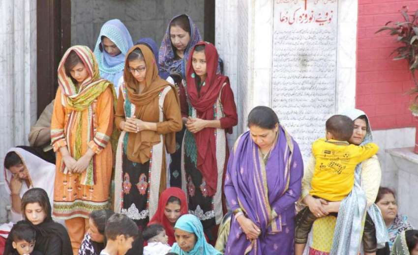 لاہور: گڈ فرائیڈے کے موقع پر ڈان باسکو چرچ میں مسیحی خواتین ..