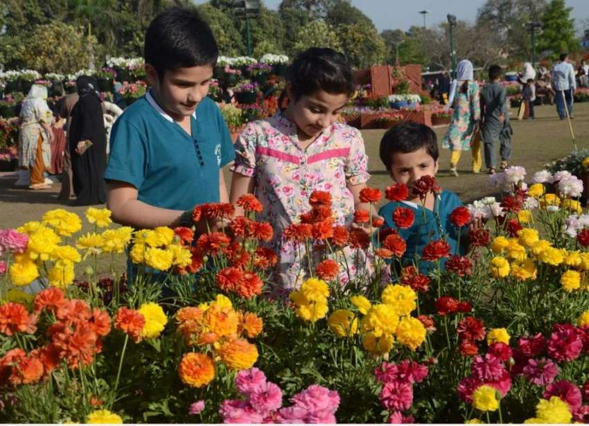 لاہور: ریس کورس پارک میں پھولوں کی نمائش کے موقع پر بچے پھول ..