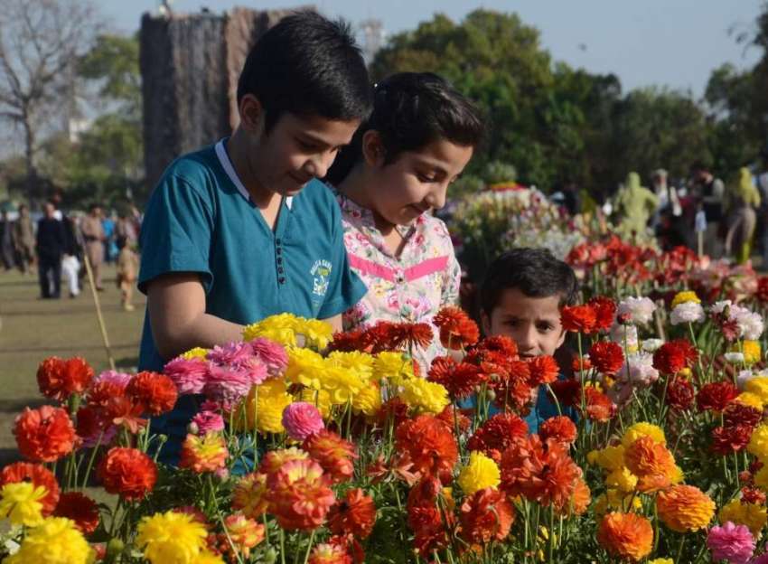 لاہور: ریس کورس پارک میں پھولوں کی نمائش کے موقع پر بچے پھول ..