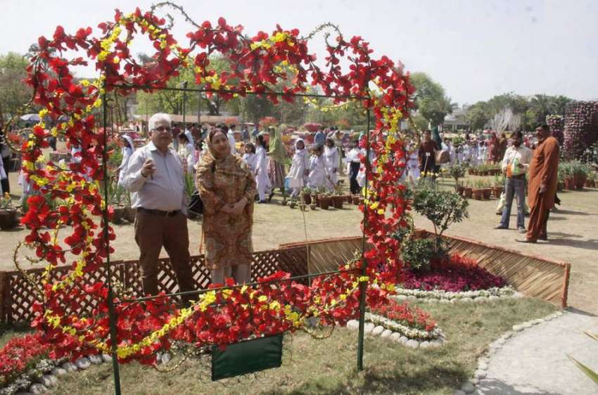 لاہور: ریس کورس پارک میں پھولوں کی نمائش کے موقع پر میاں ..