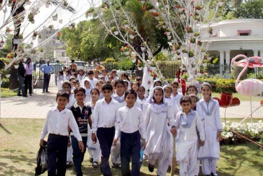 لاہور: ریس کورس پارک میں سکول کے بچے پھولوں کی نمائش دیکھنے ..
