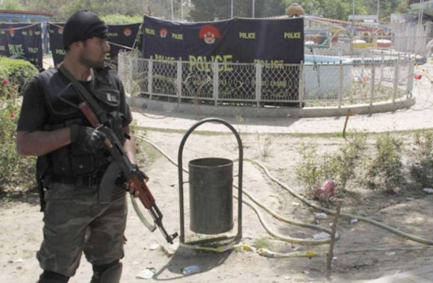 لاہور: گلشن اقبال پارک کے دھماکے کے دوسرے روز ایک سکیورٹی ..