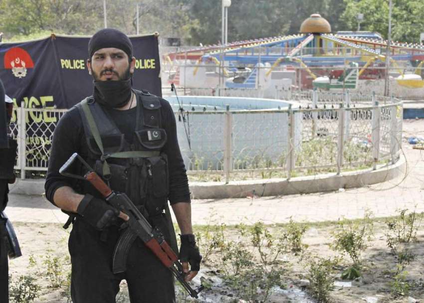 لاہور: گلشن اقبال پارک کے دھماکے کے دوسرے روز ایک سکیورٹی ..