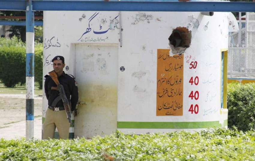 لاہور: گلشن اقبال پارک کے دھماکے کے دوسرے روز ایک پولیس اہلکار ..