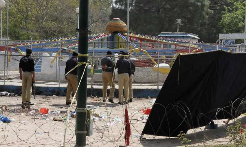 لاہور: گلشن اقبال پارک کے دھماکے کے دوسرے روزپولیس اہلکار ..