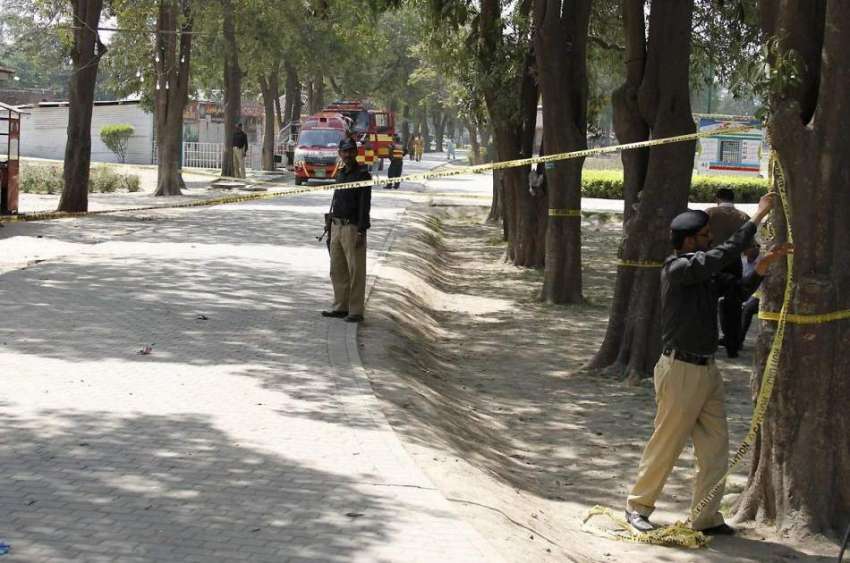 لاہور: گلشن اقبال پارک میں خود کش دھماکے کے دوسرے روز پولیس ..