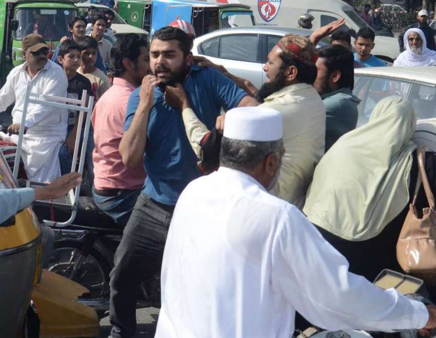 لاہور: فیصل چوک میں سنی تحریک کے احتجاج کے دوران شہری کو ..