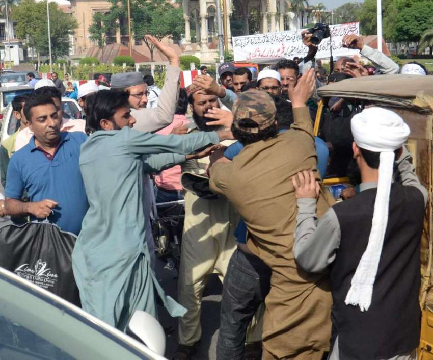 لاہور: فیصل چوک میں سنی تحریک کے احتجاج کے دوران شہری کو ..