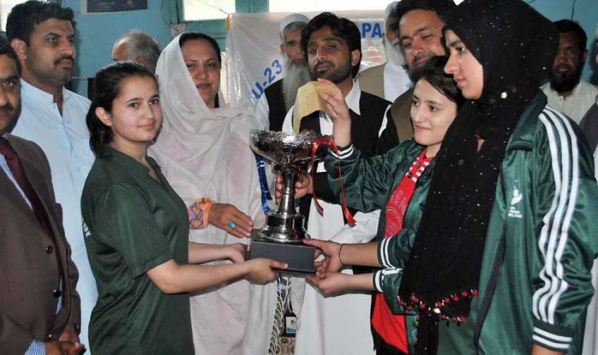 پشاور: خیبر پختونخوا گیمز میں ہزارہ خو اتین بیڈ منٹن کے مقابلوں ..