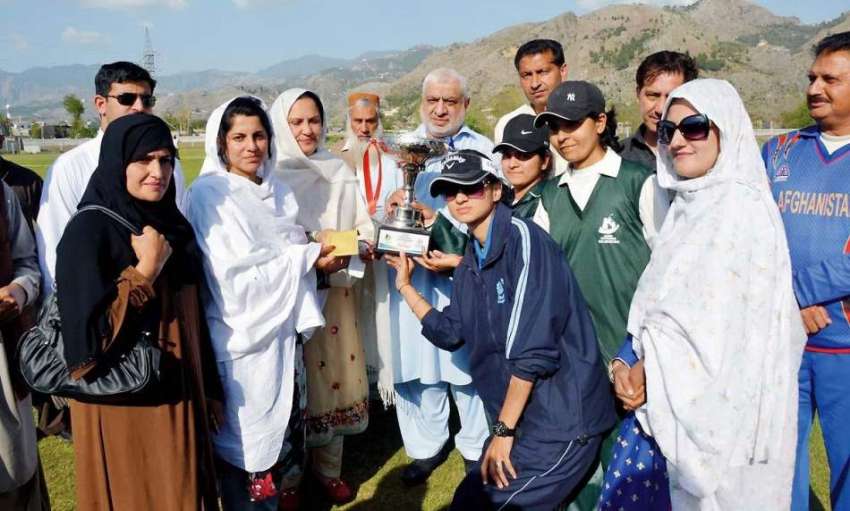 پشاور: انٹر ڈسٹرکٹ گرلز انڈر 23 ہزارہ ریجن کی کرکٹ فاتح ٹیم ..