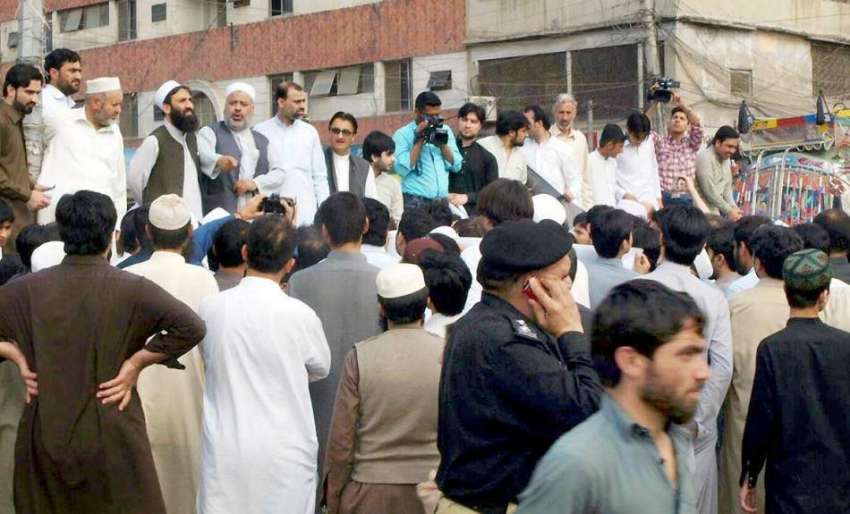 پشاور: صدر کینٹ کے تاجران اپنے مطالبات کے حق میں صدر اسٹیڈیم ..