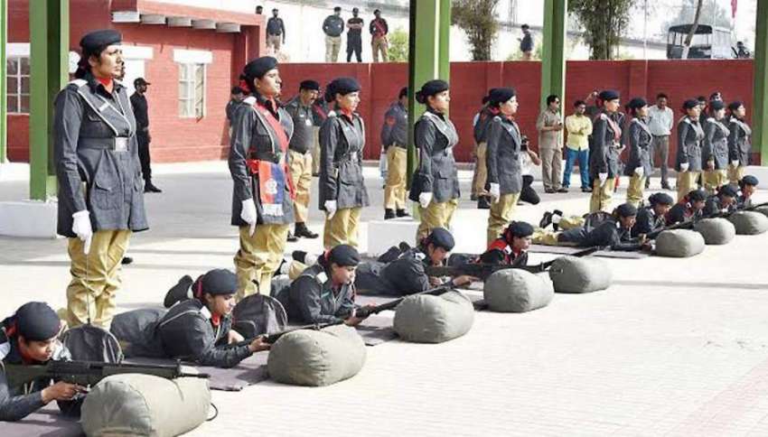 لاہور: پولیس ٹریننگ سکول میں پاسنگ آؤٹ پریڈ کے موقع پر لیڈیز ..