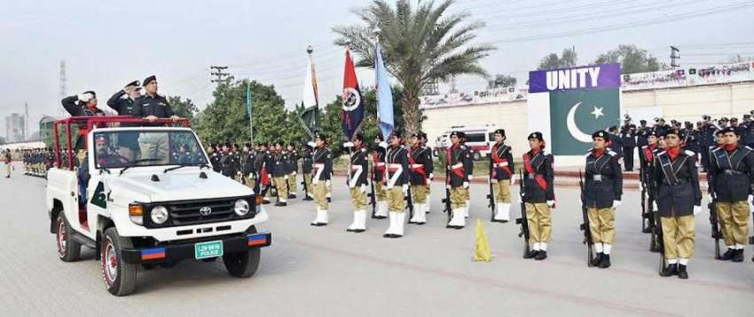 لاہور: آئی جی پنجاب مشتاق احمد سکھیرا پولیس ٹرینگ کالج میں ..