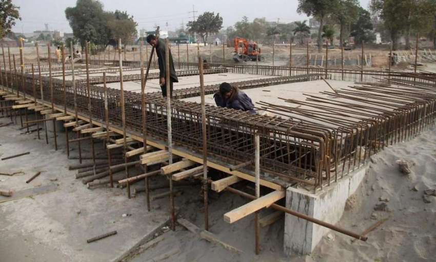 لاہور: مینار پاکستان کے قریب گریٹر اقبال پارک میں تعمیراتی ..