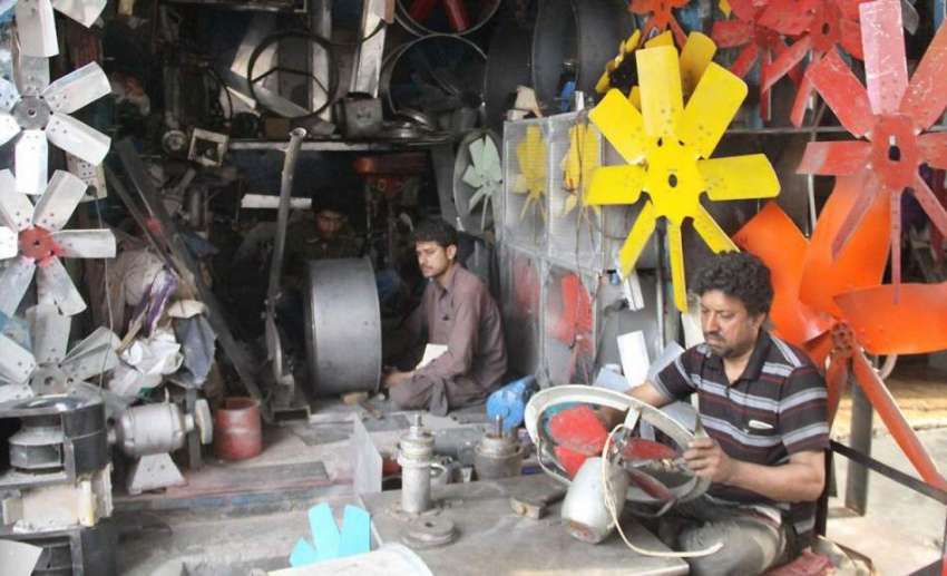 لاہور: کاریگر ائیرکولر کے پرانے پنکھے مرمت کر رہا ہے۔