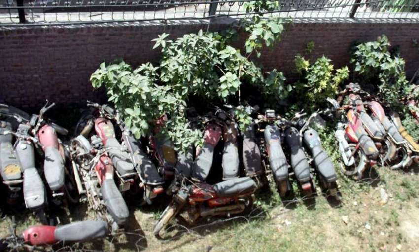 لاہور: شالیمار پولیس کی طرف سے پکڑی گئی موٹر سائیکلیں حضرت ..