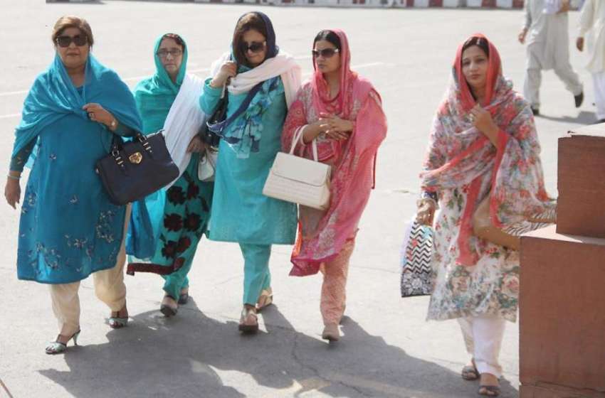لاہور: خواتین اراکین پنجاب اسمبلی کے اجلاس میں شرکت کے لیے ..