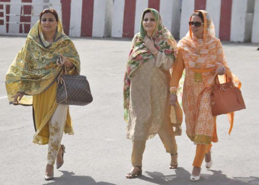 لاہور: خواتین اراکین پنجاب اسمبلی کے اجلاس میں شرکت کے لیے ..
