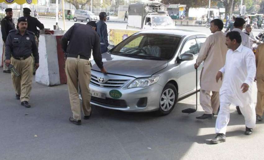 لاہور: پنجاب اسمبلی کے داخلی راستے پر تعینات پولیس اہلکار ..
