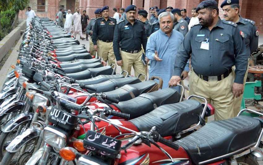 لاہور: ایس ایس پی سی آئی اے عمر ورک گرفتار ہونیواے موٹر سائیکل ..