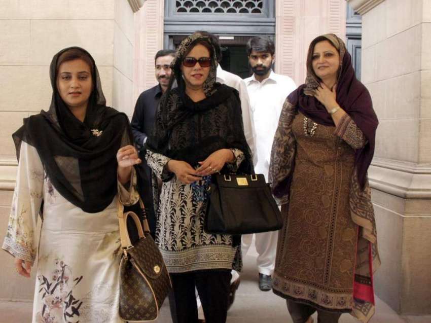 لاہور: خواتین اراکین پنجاب اسمبلی کے اجلاس میں شرکت کے بعد ..