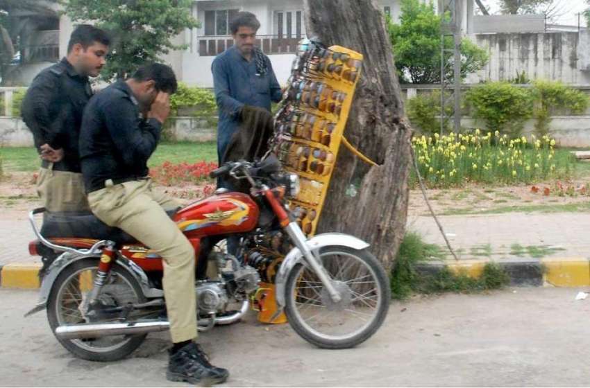 راولپنڈی: پولیس اہلکار دھوپ والی عینکیں پسند کر رہے ہیں۔