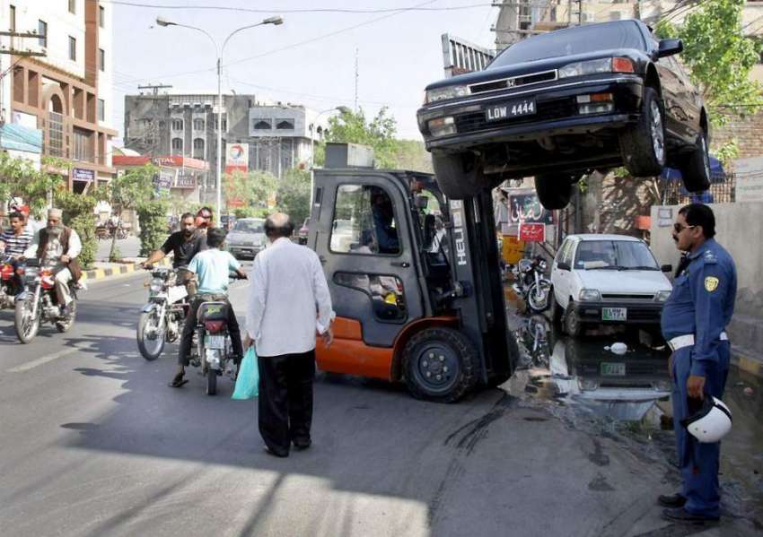 لاہور: ٹریفک وارڈن ڈیوس روڈ پرنو پارکنگ میں کھڑی گاڑی کو ..
