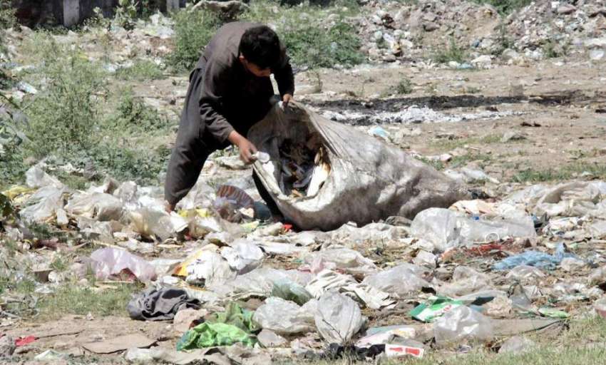 لاہور: ایک خانہ بدوش کچرے کے ڈھیر سے کار آمد اشیائاکٹھی کر ..