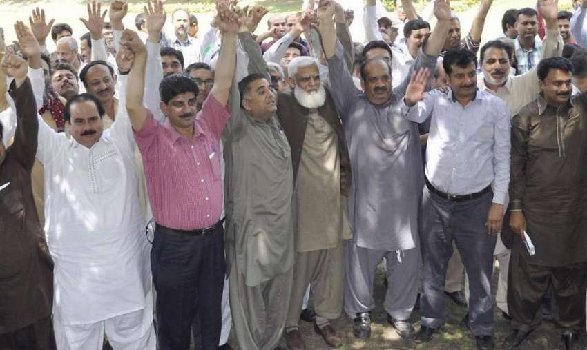 لاہور: ضلع کچہری میں کلرک وکلاء کے خلاف احتجاج کر رہے ہیں۔