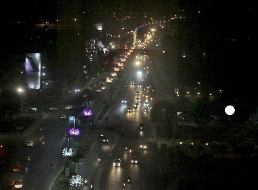 لاہور: رات کے وقت جیل روڈ کا خوبصورت منظر۔