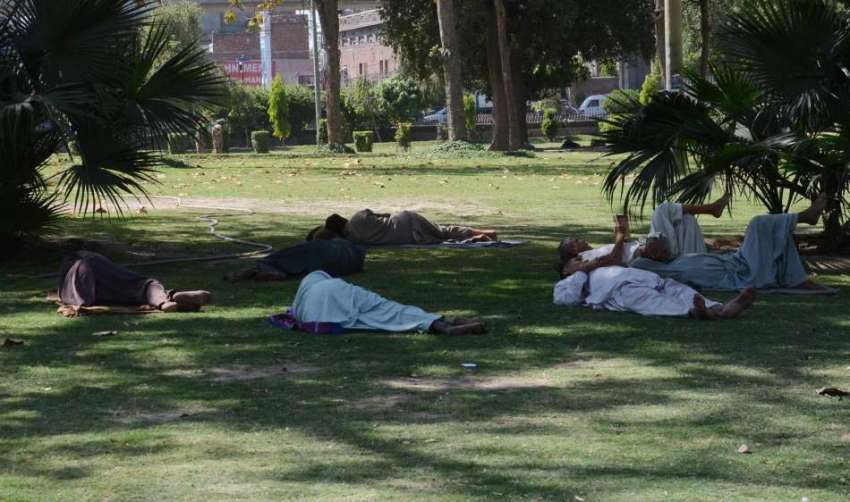 لاہور: گرمی کی شدت بڑھتے ہی شہری مقامی پارک میں درختوں کے ..
