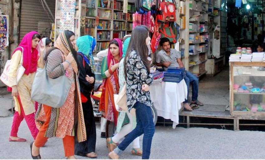 راولپنڈی: ٹیکسٹ بک کی کمی کے باعث طالبات اردو بازار میں کتابوں ..