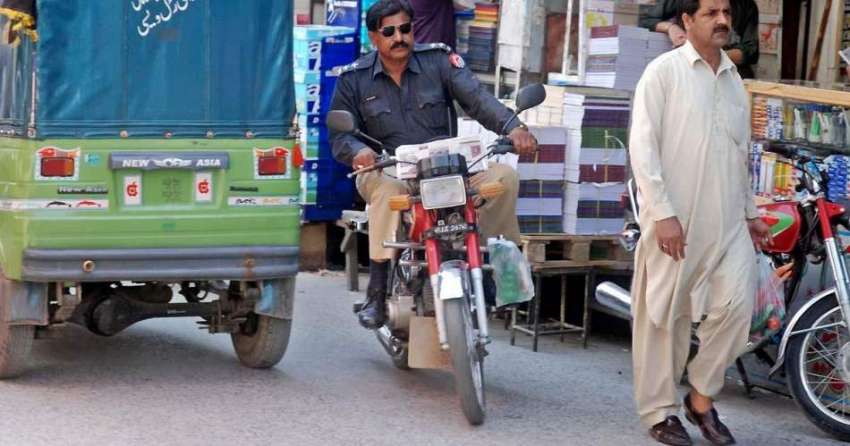 راولپنڈی: ایک پولیس اہلکار بغیر ہیلمٹ ون وے پر موٹر سائیکل ..