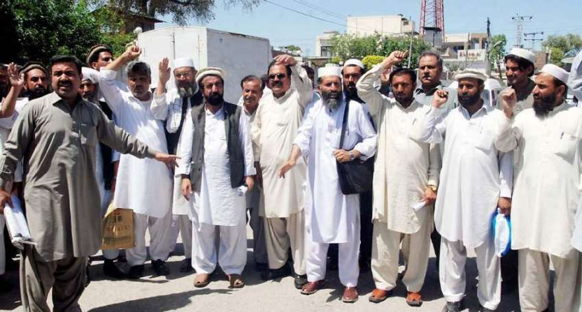پشاور: آل فاٹا ٹیچرز ایسوسی ایشن فاٹا کے زیر اہتمام مظاہرین ..
