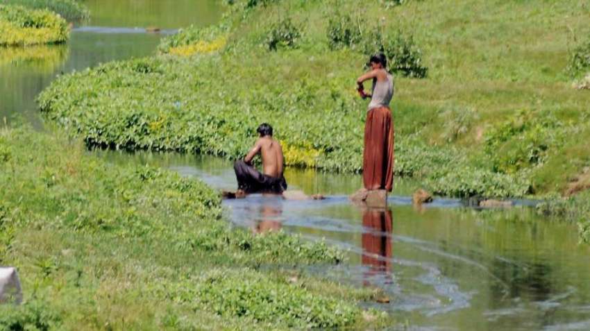راولپنڈی: گرمی کی شدت کے باعث شہری ندی میں نہار ہے ہیں۔