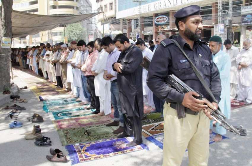 لاہور: شملہ پہاڑی چوک میں نماز جمعہ کی ادائیگی کے موقع پر ..