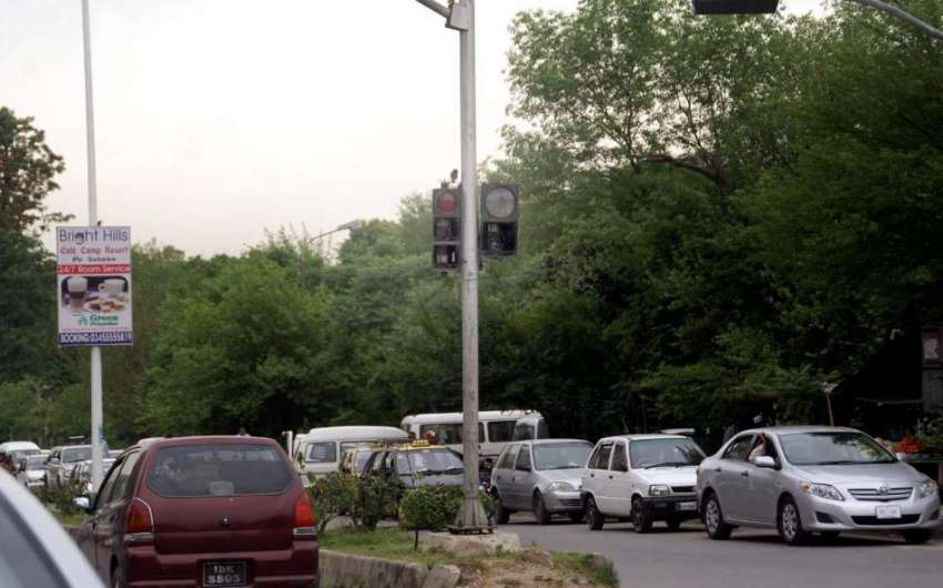 اسلام آباد: نظام الدین روڈ پر ٹوٹے ہوئے ٹریفک انتظامیہ کی ..