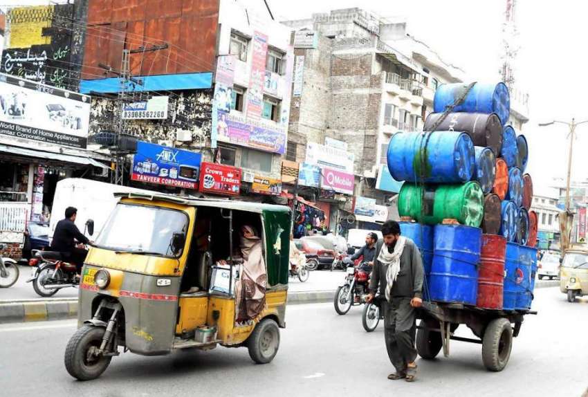 راولپنڈی: ایک مزدور کیمیکل کے ڈرم ریڑھے پر لادھے لیجا رہا ..