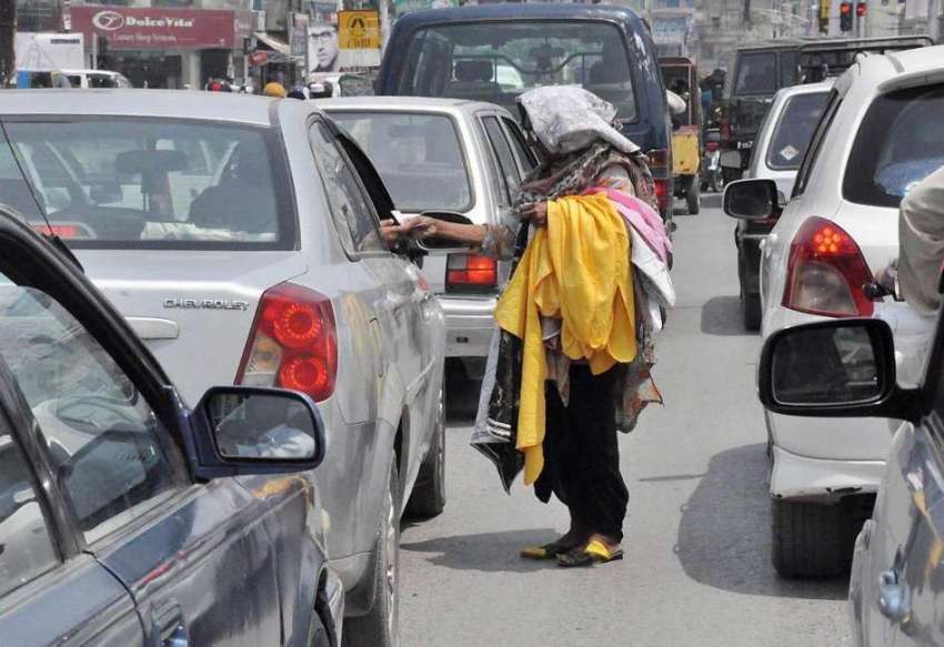 راولپنڈی: ایک معمر خاتون جی پی او چوک میں بند سگنل پر رکنے ..