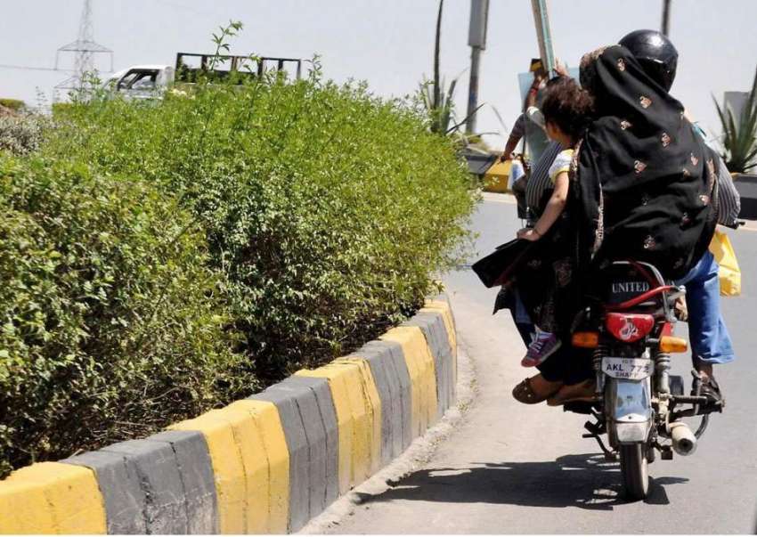 راولپنڈی: موٹر سائیکل سوار بچی کو خطر ناک انداز سے اٹھائے ..