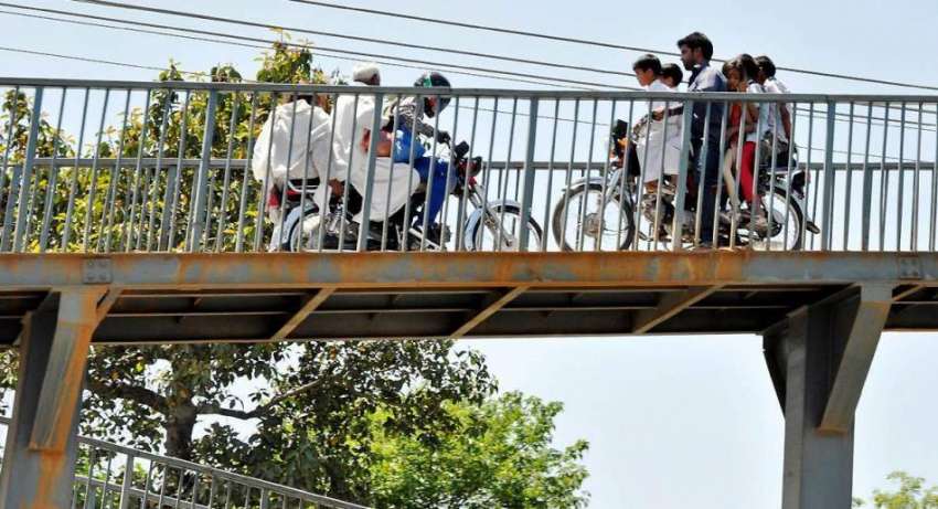 اسلام آباد: ٹریفک پولیس کی نا اہلی ، موٹر سائیکل پل سے گزر ..