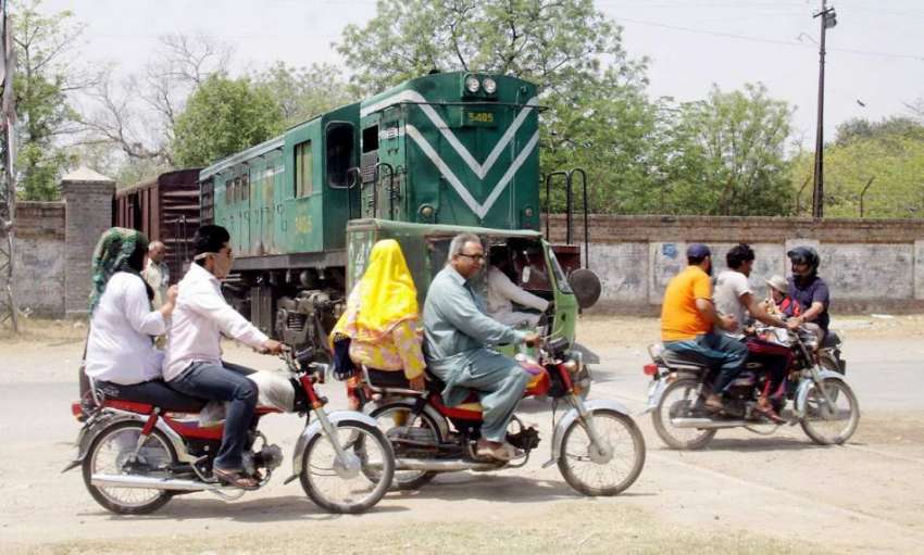 لاہور: ویٹ مین روڈ پر ریلوے ٹریک پر پھاٹک موجود نہیں ہے جس ..