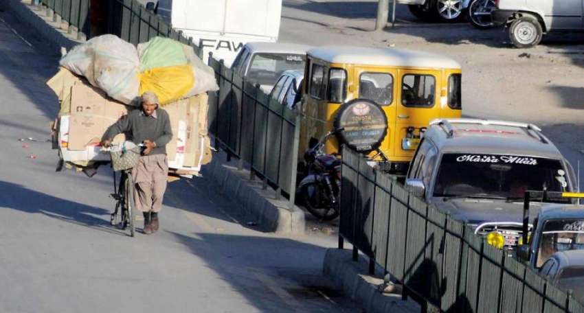 راولپنڈی: ایک افغان کار آمد گتے اور ردی سائیکل پر لادھے مری ..