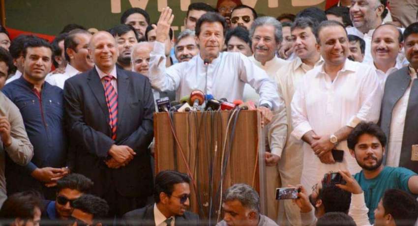 لاہور: تحریک انصاف کے سربراہ عمران خان چیئرمین سیکرٹریٹ ..