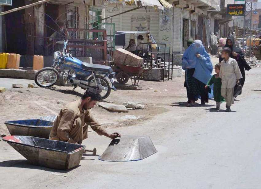 کوئٹہ: سبزل روڈ پر ایک شخص ہاتھ ریڑھی کی مرمت میں مصروف ہے۔
