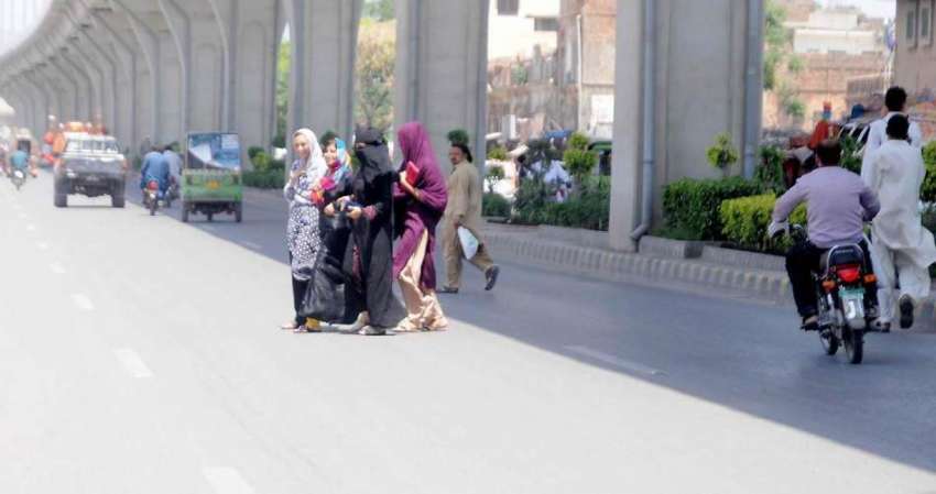 راولپنڈی: مری روڈ سے خواتین خطرناک انداز سے روڈ کراس کر رہی ..