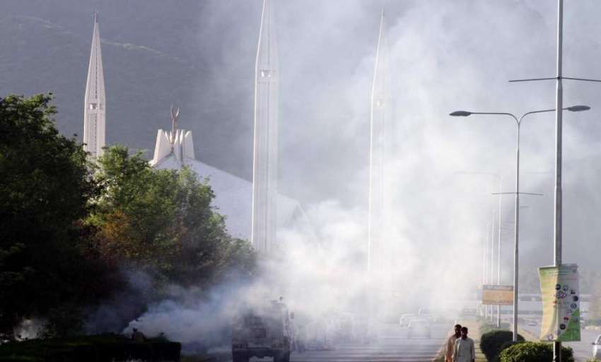 اسلام آباد: فیصل مسجد کے قریب گرین بیلٹ میں آگ لگنے سے دھواں ..