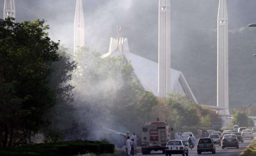 اسلام آباد: سی ڈی اے کے اہلکار فیصل مسجد کے قریب گرین بیلٹ ..