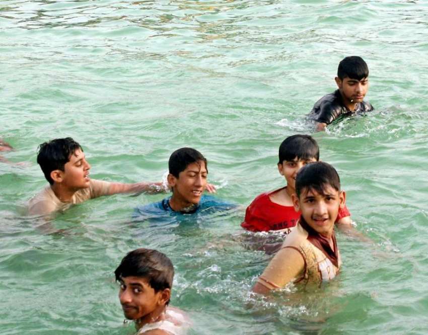 لاہور: گرمی کی شدت کم کرنے کے لیے بچے سوئمنگ پول میں نہا رہے ..